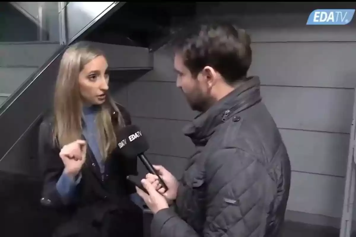 Una mujer siendo entrevistada por un hombre con un micrófono de EDATV.