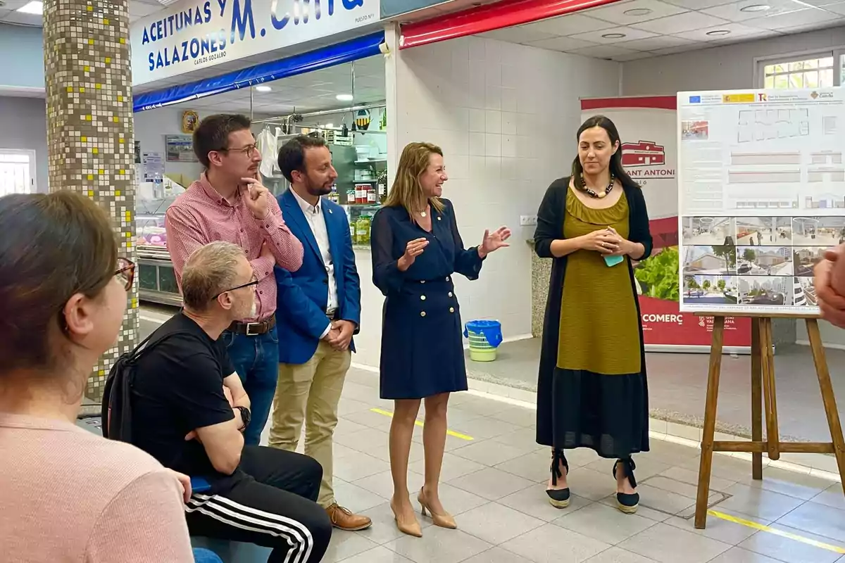 La alcaldesa Begoña Carrasco en una reunión con los vendedores del Mercado de San Antonio