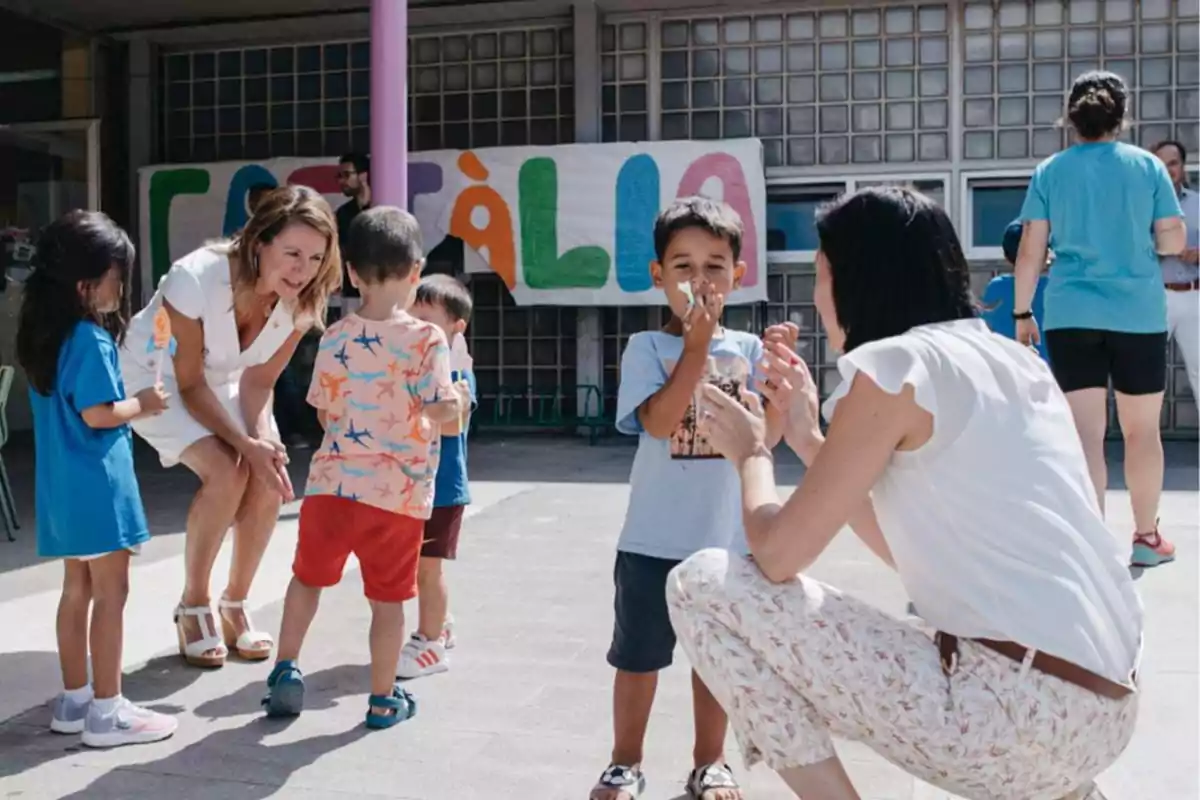 La alcaldesa y la concejala de Educación durante su visita al CEIP Castalia