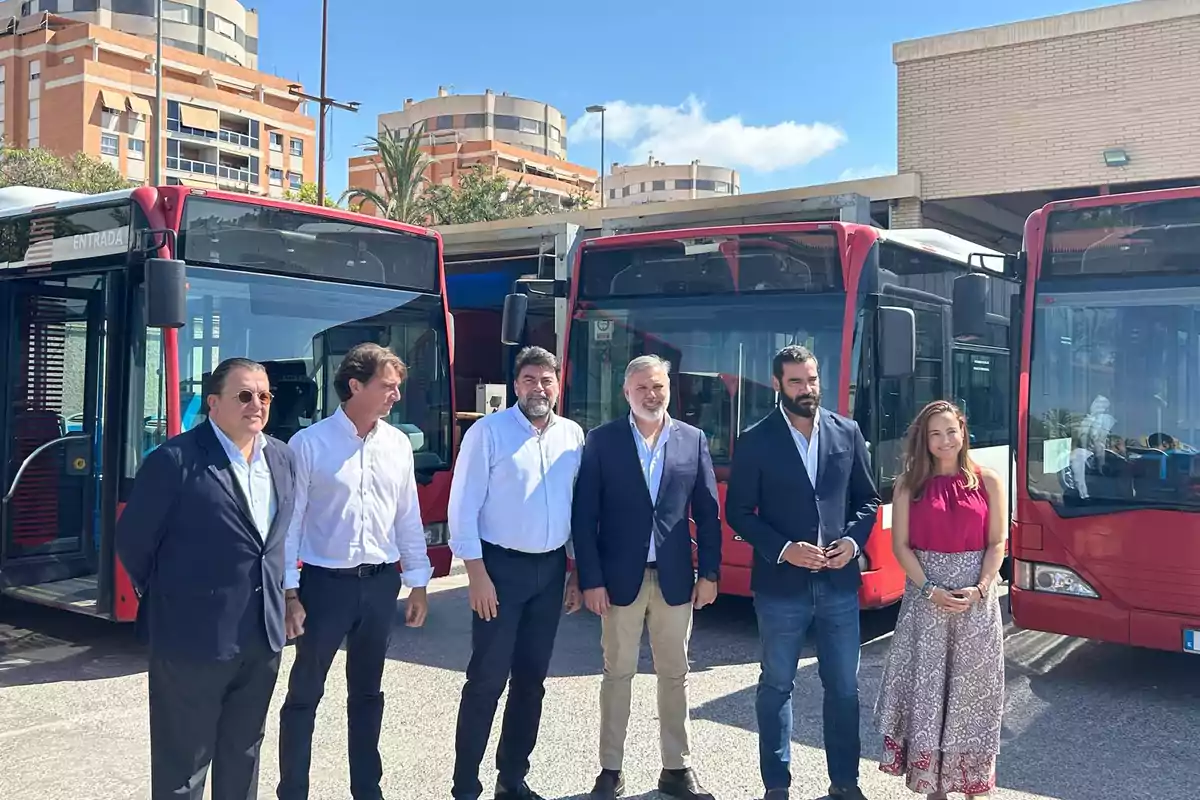 Los alcaldes Luis Barcala y Fernando Pizarro refrendaron este acuerdo en el Ayuntamiento de Alicante