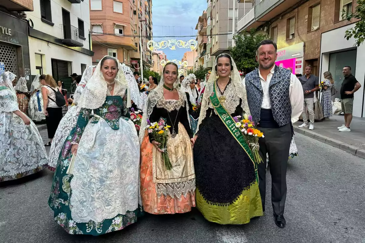 La concejala de Fiestas del Ayuntamiento de Castellón, Noelia Selma, junto con la Reina de las Fiestas de la ciudad, Lourdes Climent