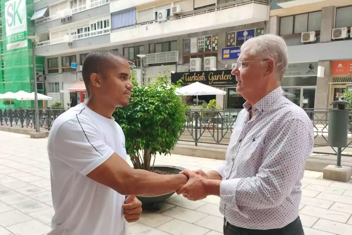 El concejal de Seguridad, Julio Calero, felicitando personalmente a Souza