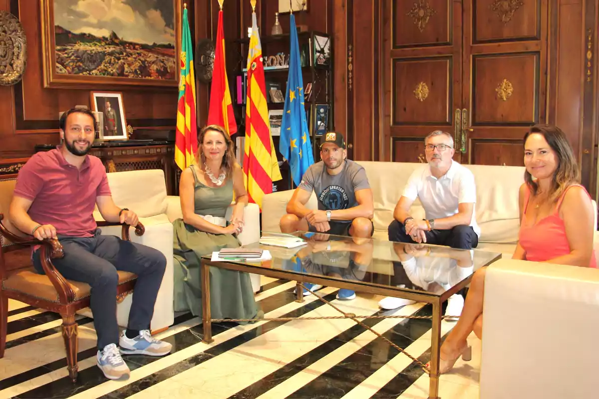 la alcaldesa de Castellón, Begoña Carrasco con la concejala de Deportes, Maica Hurtado, el concejal de Urbanismo, Sergio Toledo, el presidente del RPM, Quique Hernández y el representante de los pilotos, Valeriano González