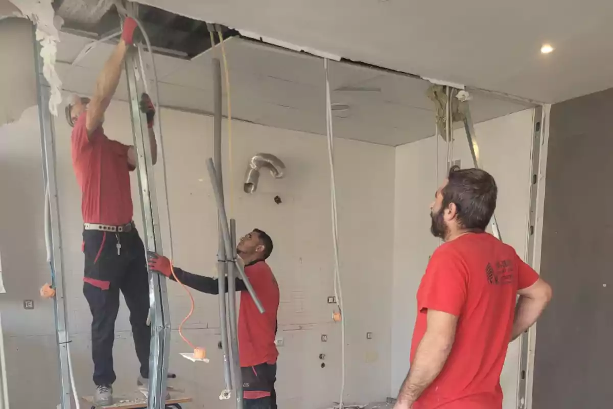 Trabajadores instalando estructuras en un colegio de Castellón