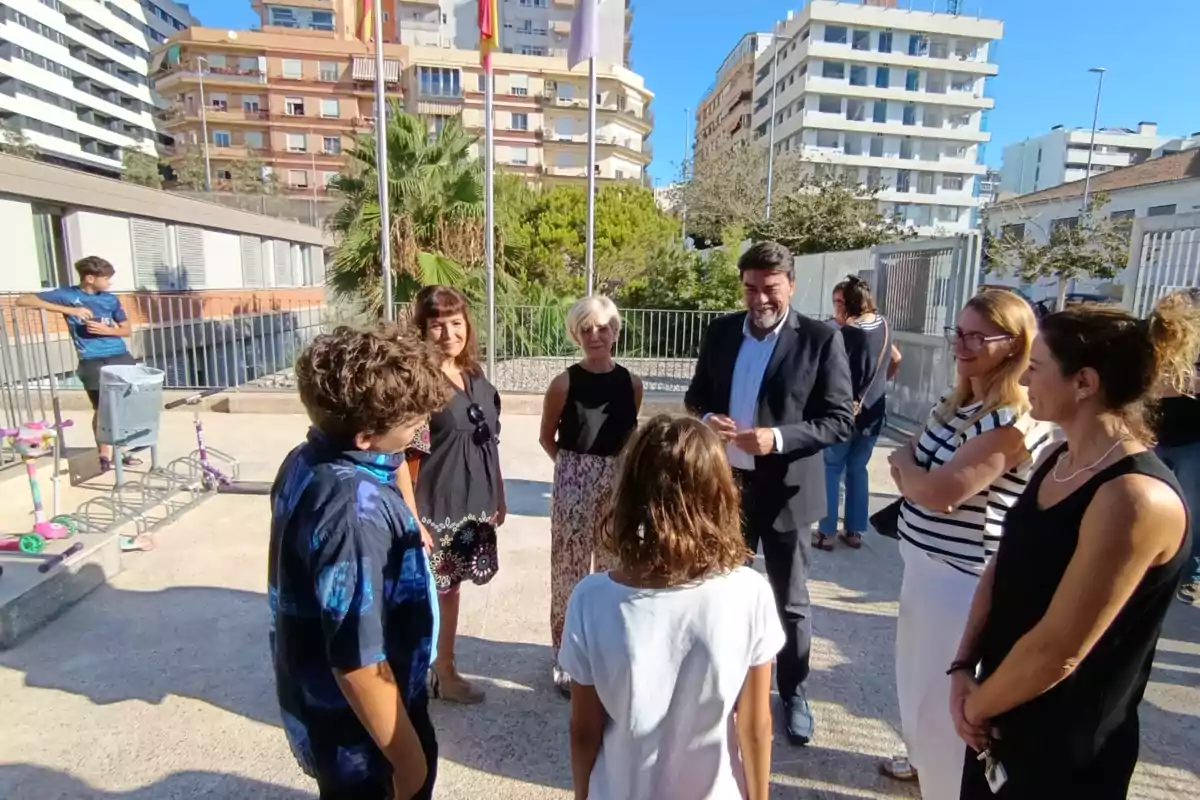 Barcala, alcalde de Alicante, en un colegio