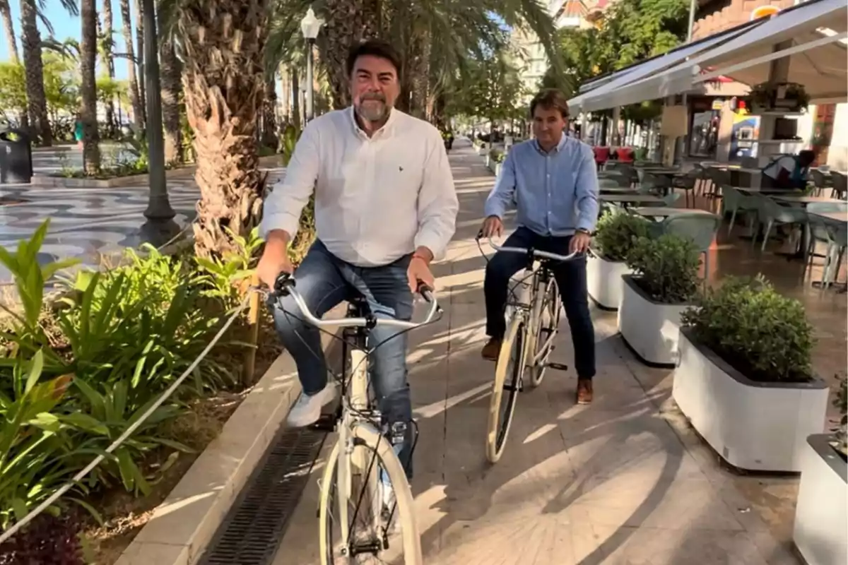 Luis Barcala en un recorrido en bicicleta por el carril bici de la Explanada junto al concejal de Movilidad, Carlos de Juan