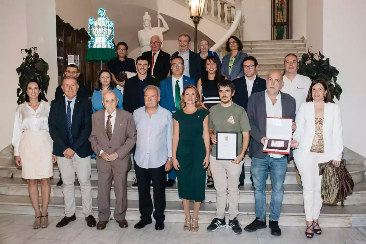 La alcaldesa, Begoña Carrasco, con los premiados