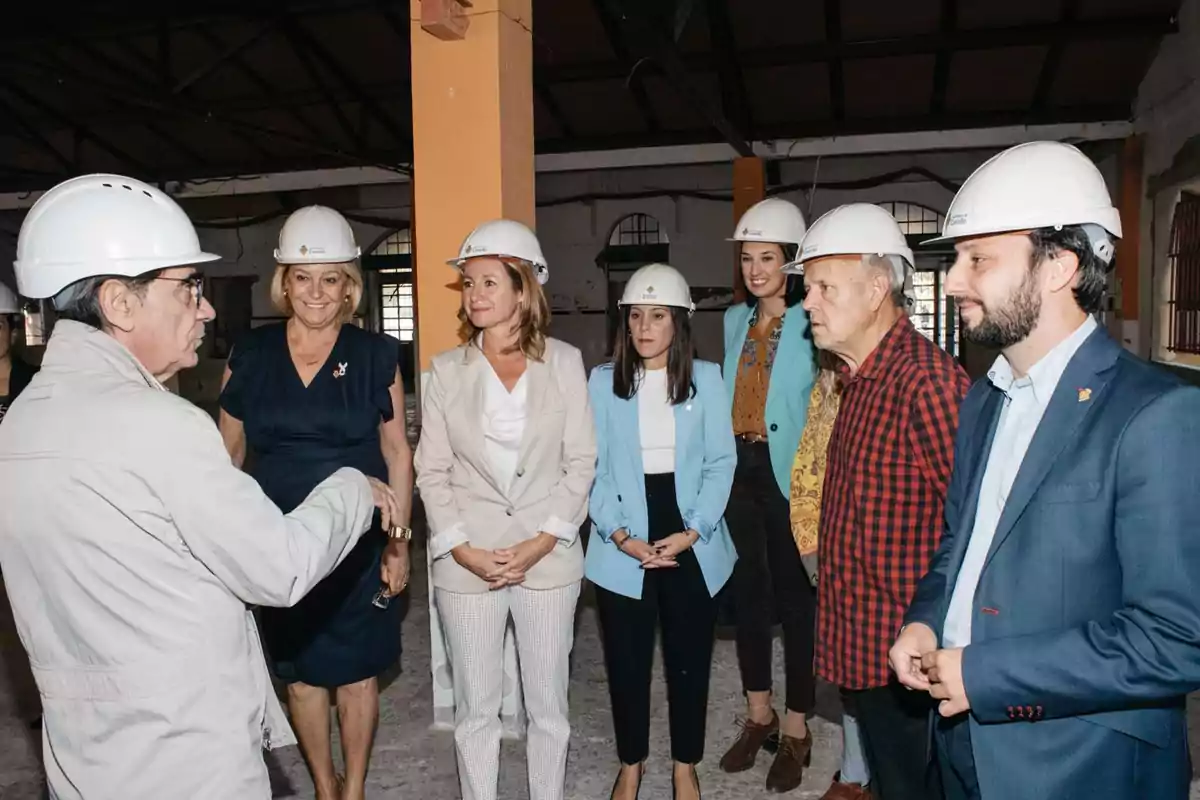 La alcaldesa visitando el inicio de las obras del centro cívico La Panderola en el Grao