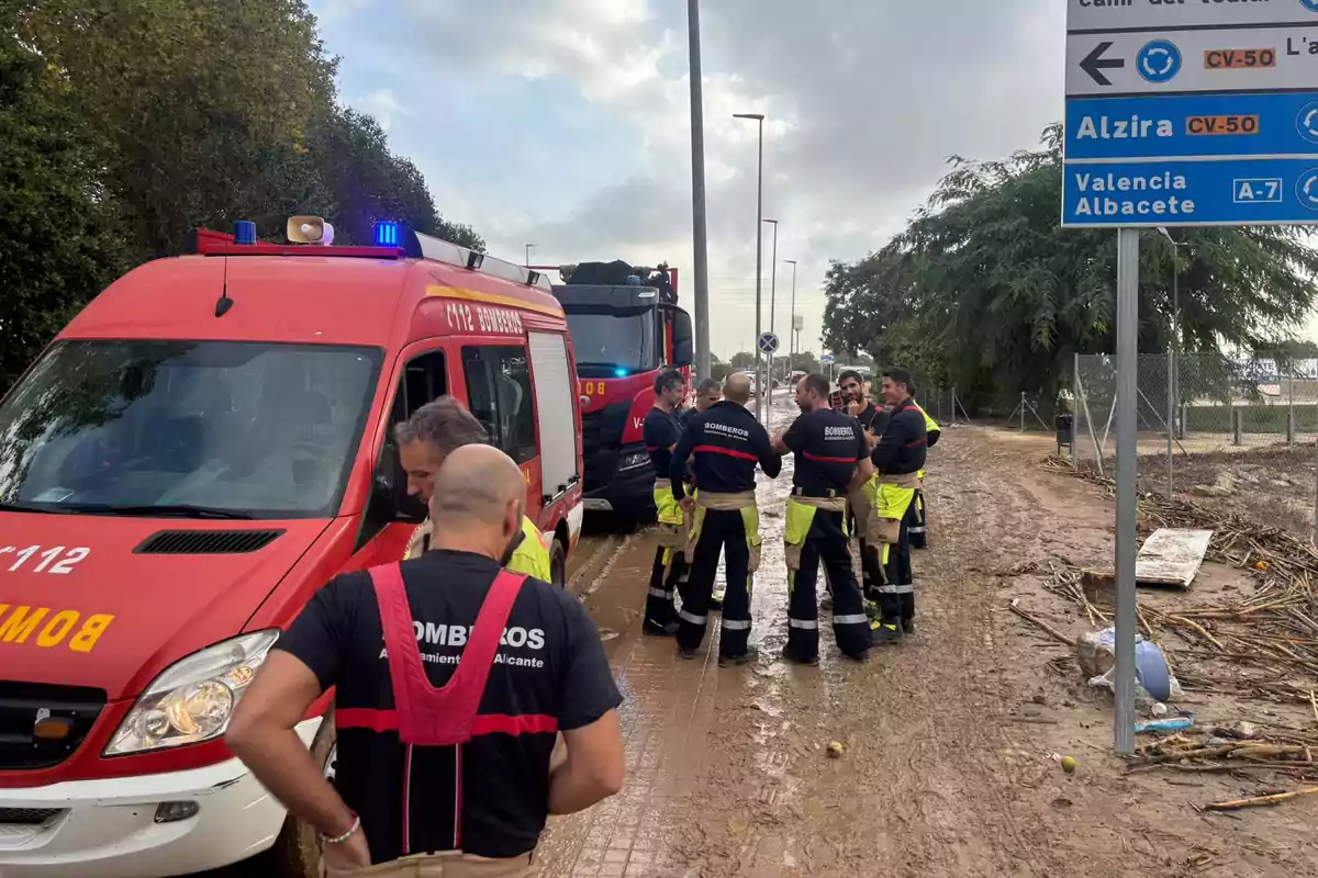 Bomberos de Alicante trabajando en la DANA