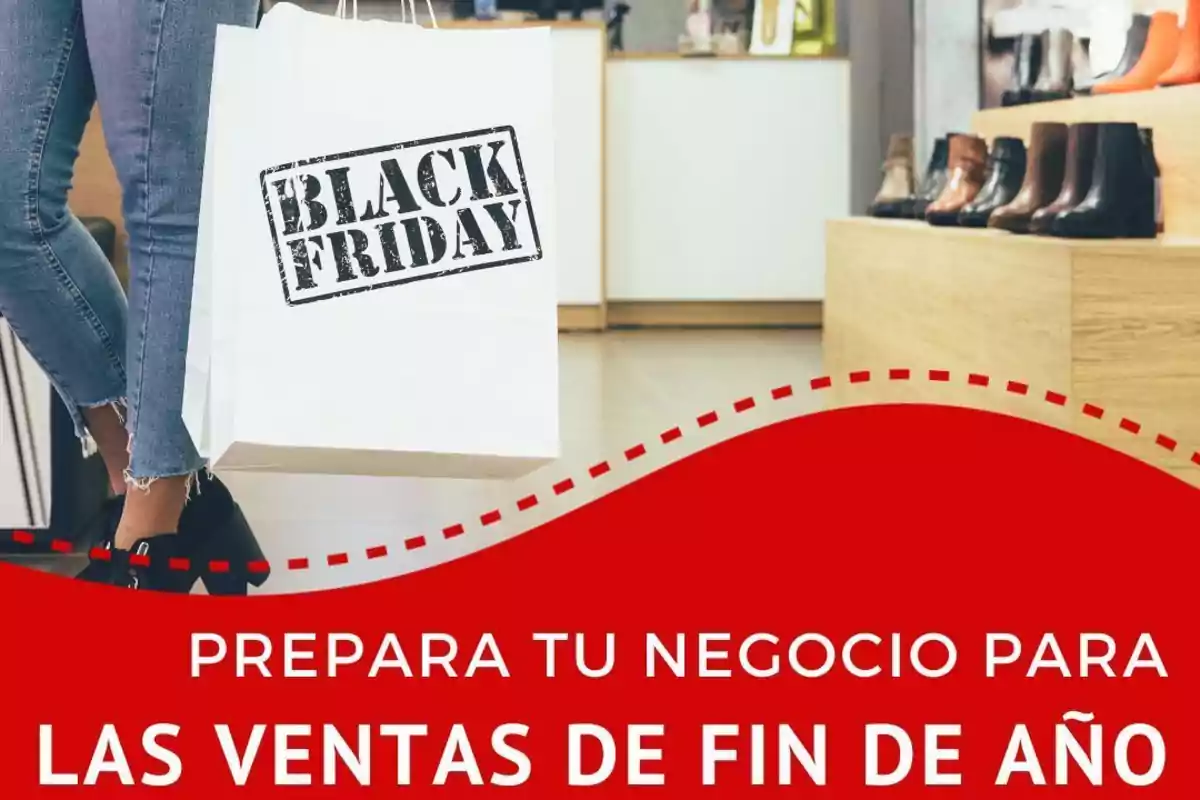 Persona con jeans y zapatos negros sosteniendo una bolsa de compras con el texto "Black Friday" en una tienda de calzado con un mensaje que dice "Prepara tu negocio para las ventas de fin de año".