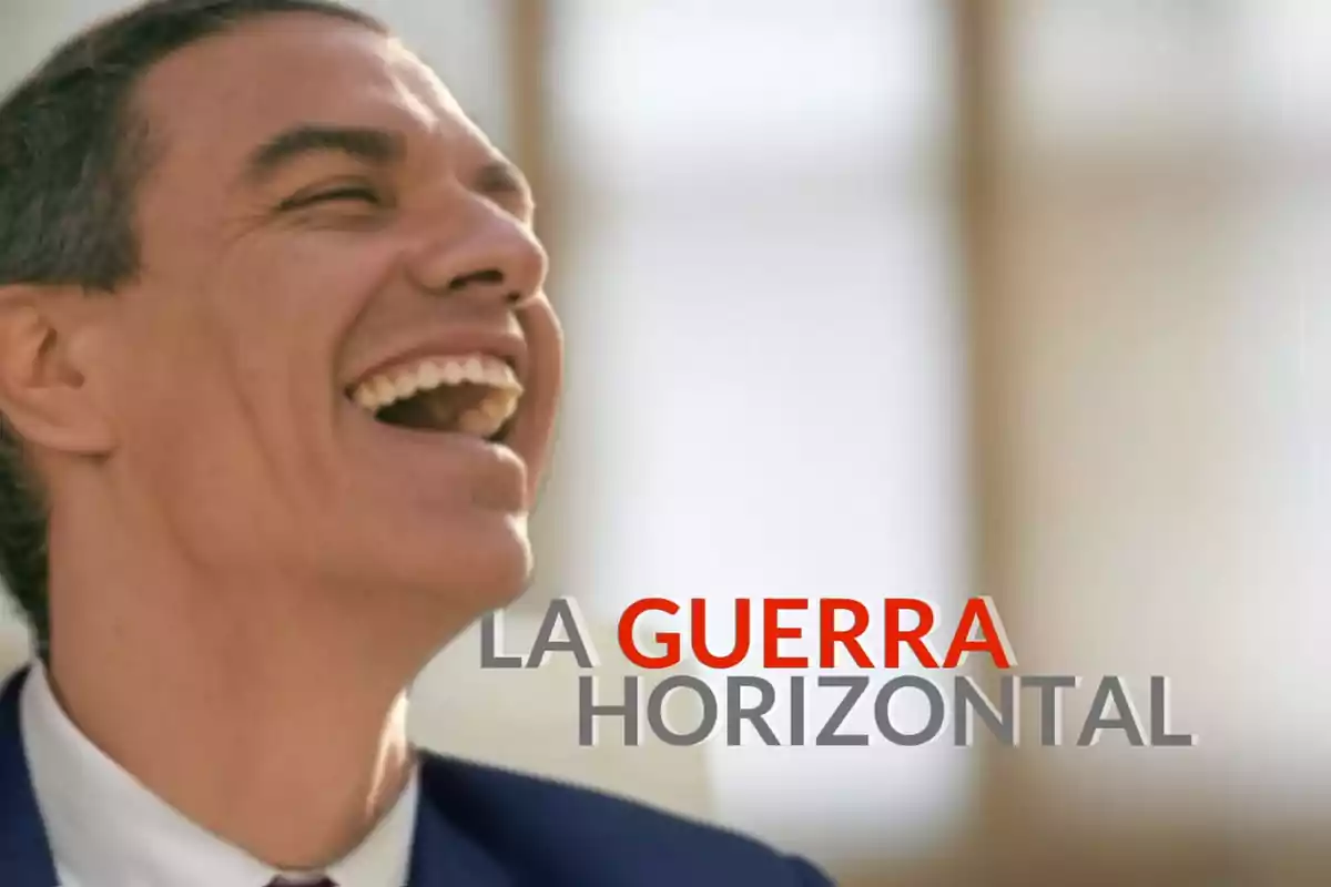 Un hombre sonriendo ampliamente con el texto "La Guerra Horizontal" superpuesto.