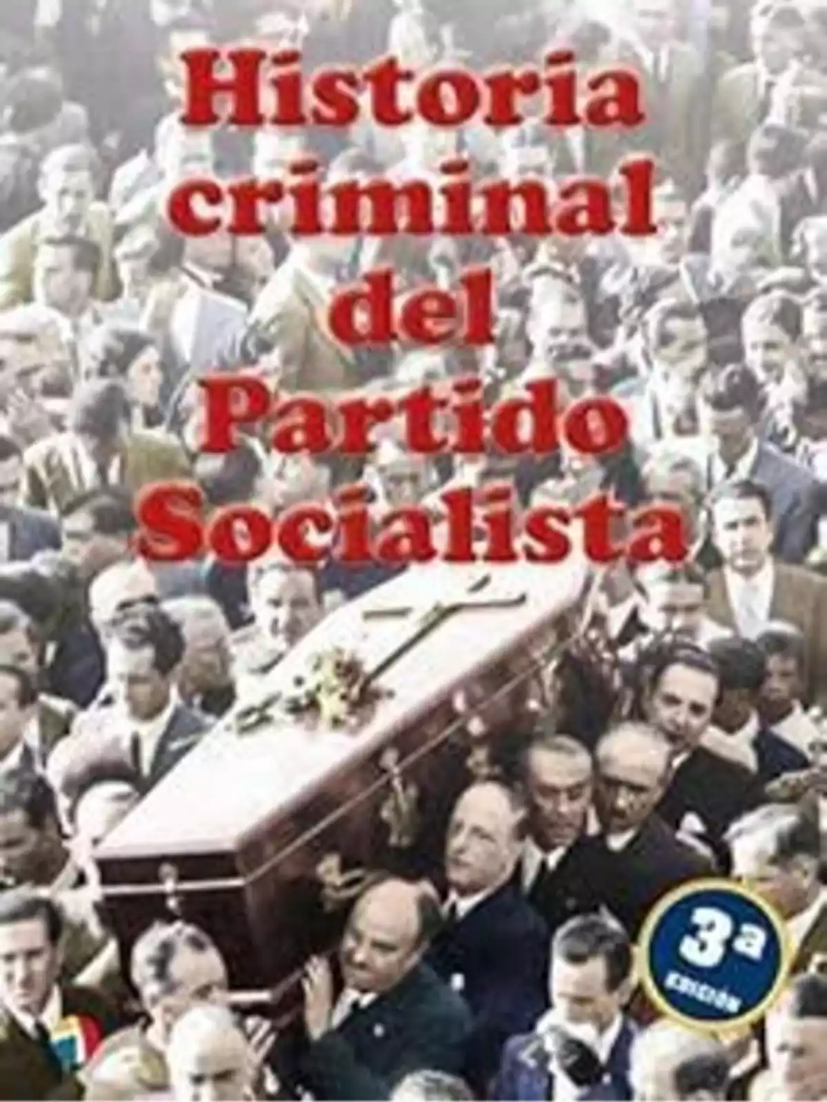 Un grupo de personas lleva un ataúd en una multitud, con el texto Un grupo de personas lleva un ataúd en una multitud, con el texto