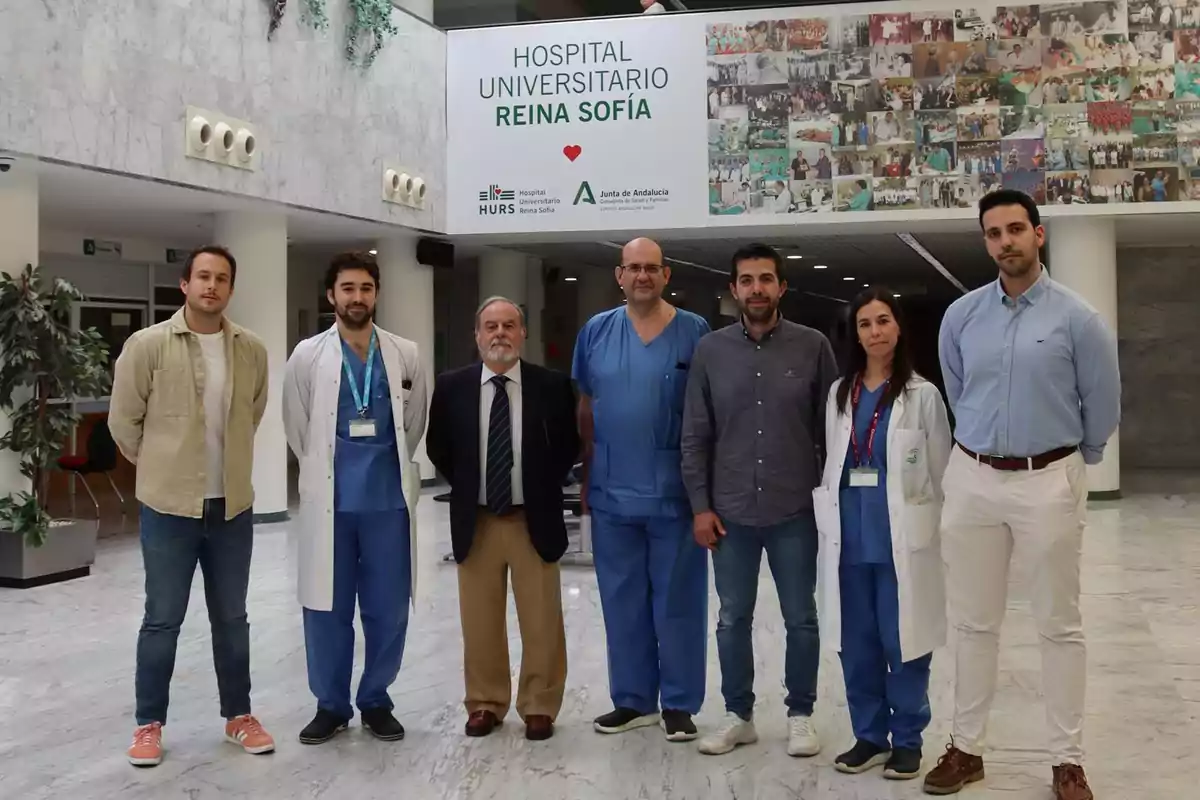 Un grupo de personas posando en el vestíbulo del Hospital Universitario Reina Sofía.