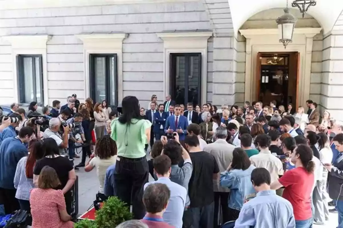 prensa y políticos en la comparecencia de Pedro Sánchez anunciando la reforma del Congreso
