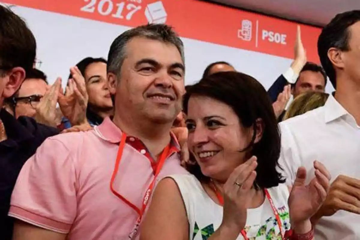 Personas sonrientes aplaudiendo en un evento del PSOE en 2017