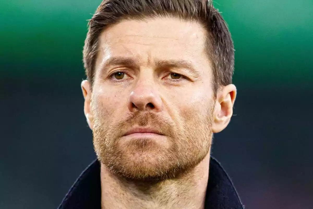 Xabi Alonso con rostro serio mirando al frente