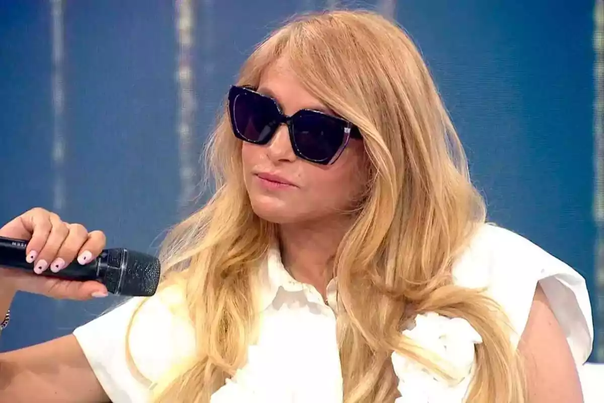 Captura de 'Y ahora Sonsoles' con Paulina Rubio con un micrófono en la mano y gafas de sol Captura de 'Y ahora Sonsoles' con Paulina Rubio con un micrófono en la mano y gafas de sol