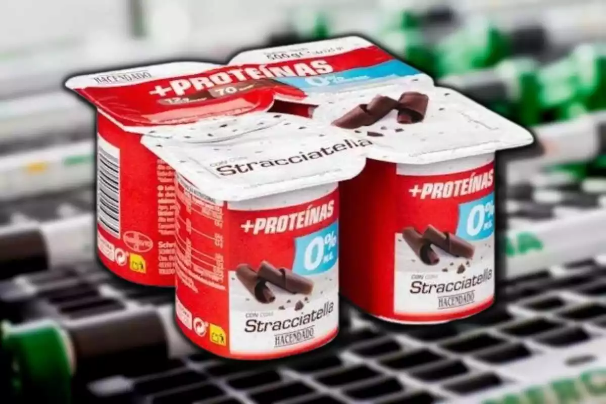 Montaje del producto de Mercadona del yogur de proteínas con sabor Stracciatella Montaje del producto de Mercadona del yogur de proteínas con sabor Stracciatella