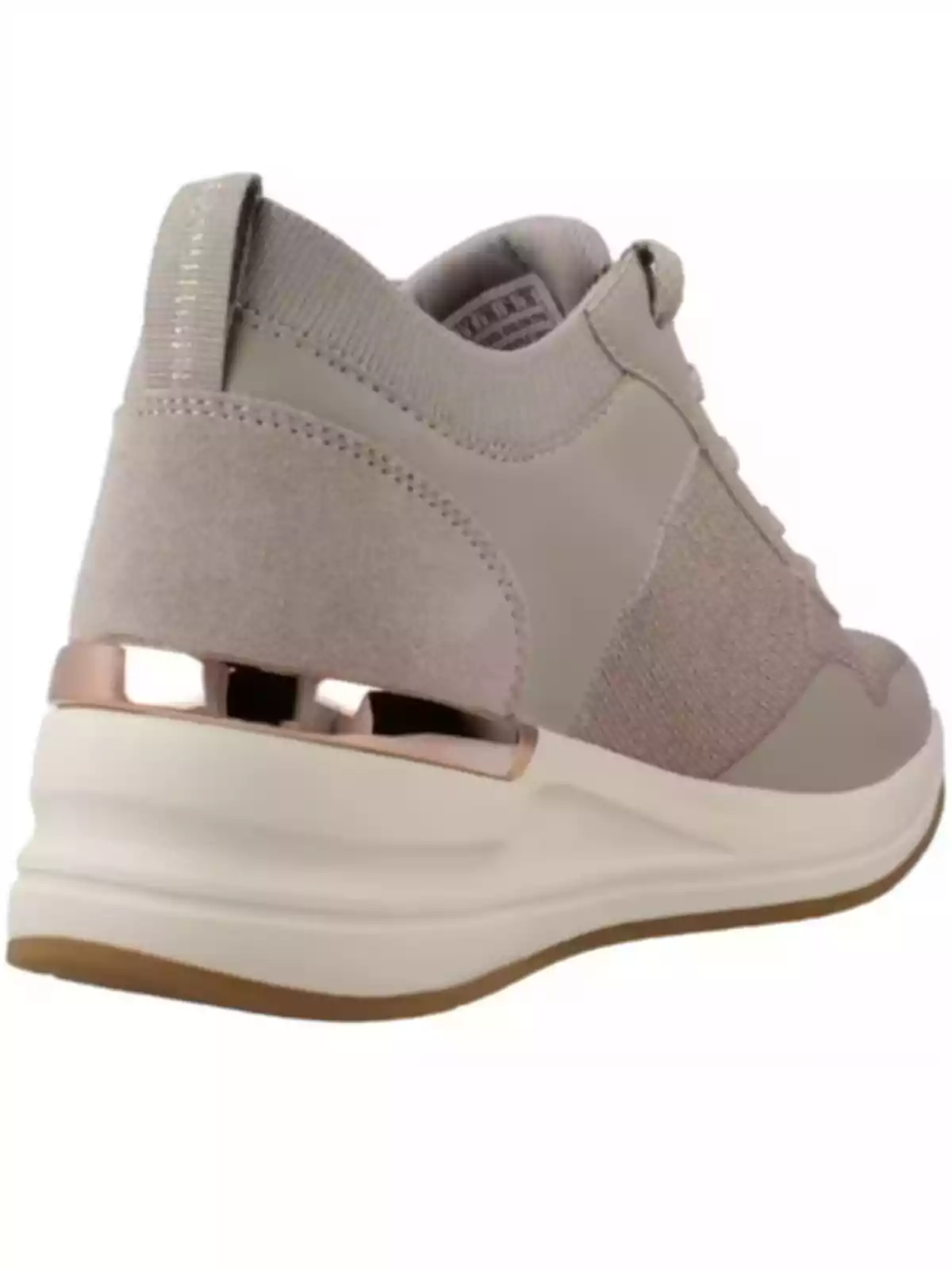 Zapatilla deportiva beige con detalles metálicos en el talón y suela blanca. Zapatilla deportiva beige con detalles metálicos en el talón y suela blanca.